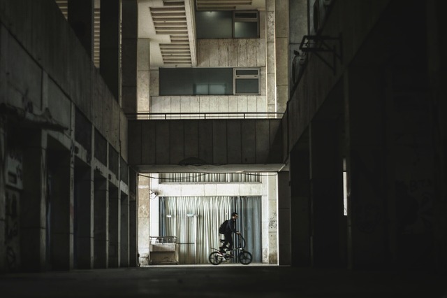 cyklista v budově
