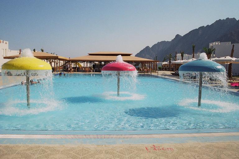 bazén s prýštící vodou