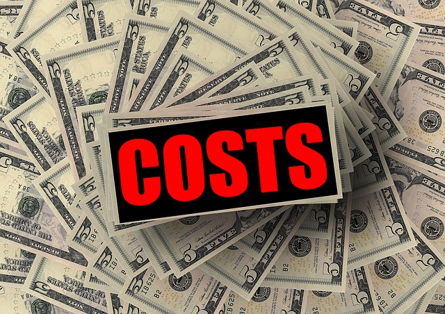 dolarové bankovky, nápis „costs“